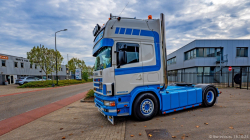 20251019-Tom-Holding-00515